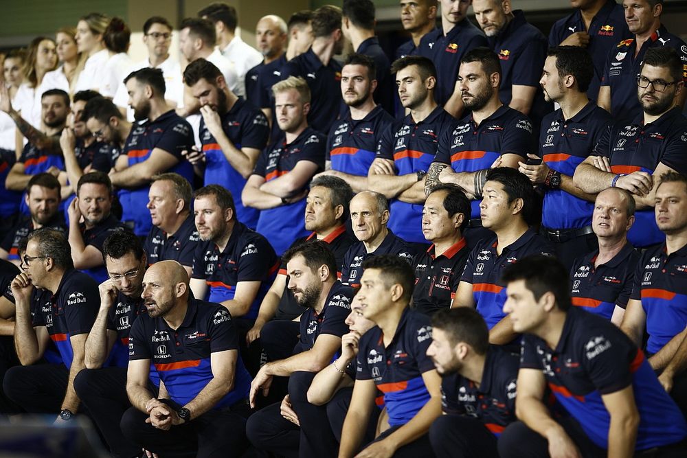 The Toro Rosso team pose for a group photo, including Masashi Yamamoto, General Manager, Honda Motorsport, Franz Tost, Team Principal, Toro Rosso, and Toyoharu Tanabe, F1 Technical Director, Honda