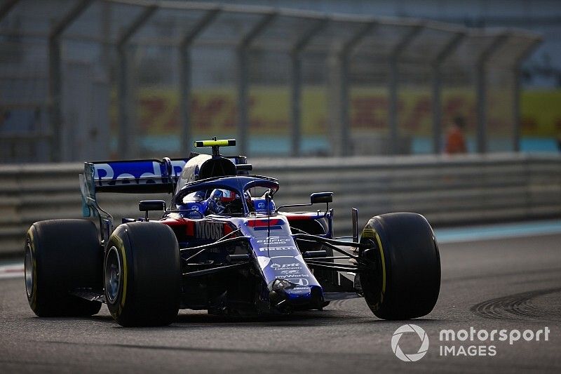 Pierre Gasly, Toro Rosso STR14, heads to the pits with a broken front wing