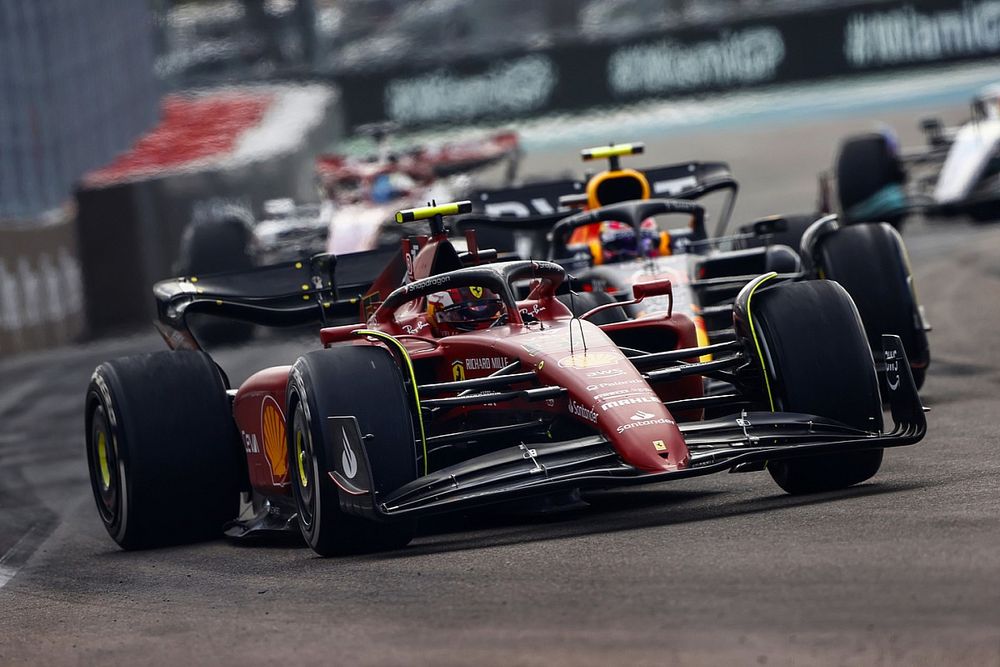 Carlos Sainz, Ferrari F1-75, Sergio Perez, Red Bull Racing RB18