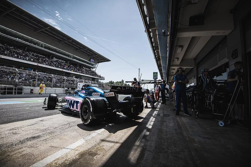 Fernando Alonso, Alpine A522 sort de son garage