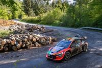 Neuville nie zwalnia