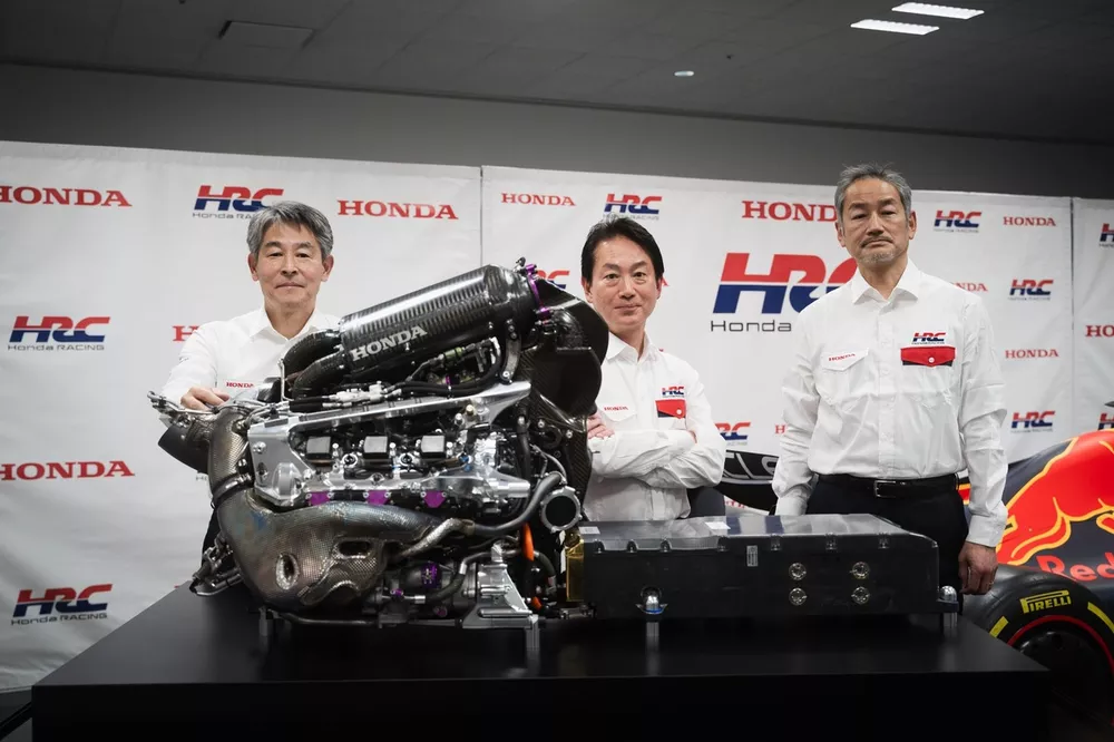 Tetsushi Kakuda, HRC F1 project LPL, Koji Watanabe, HRC President, Ikuo Takeishi, HRC Operating Officer, achter Honda F1 2021 RA621H