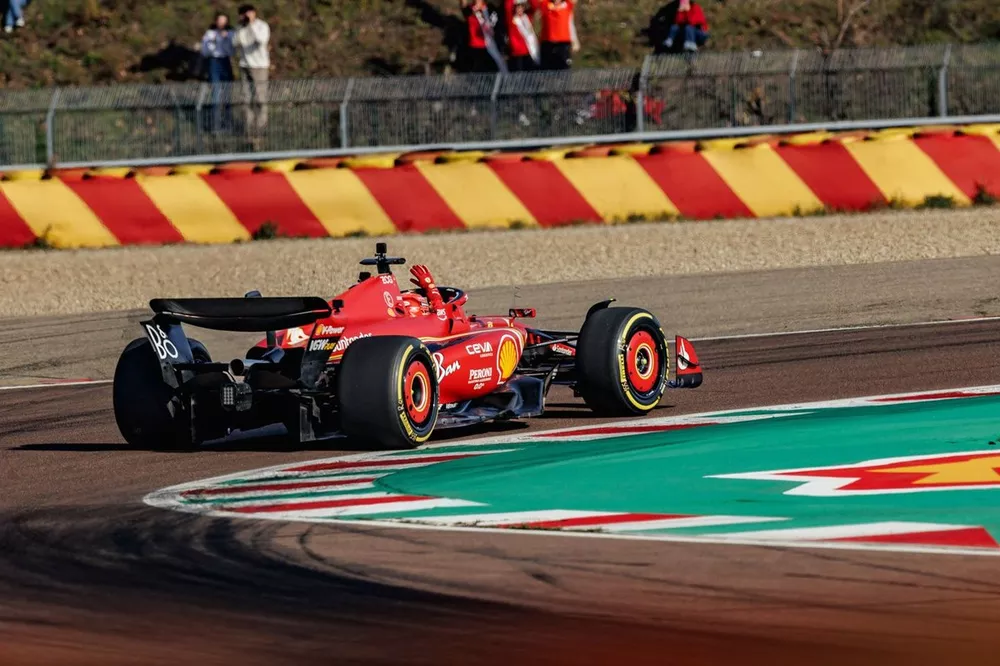 フェラーリ、2024年新車SF-24をシェイクダウン！ ステアリング握った