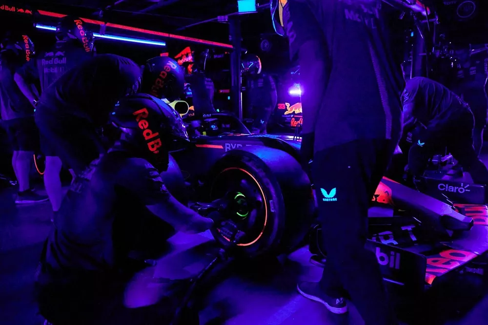 Red Bull Racing pitch black pit stop 