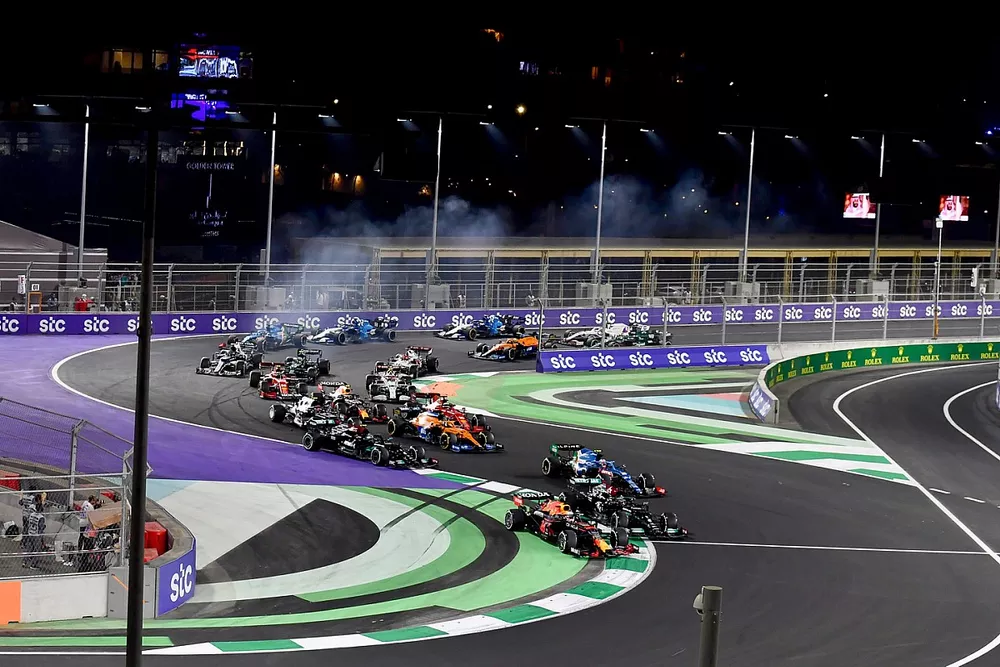 Max Verstappen, Red Bull Racing RB16B, Lewis Hamilton, Mercedes W12, Esteban Ocon, Alpine A521, and the rest of the field at the restart