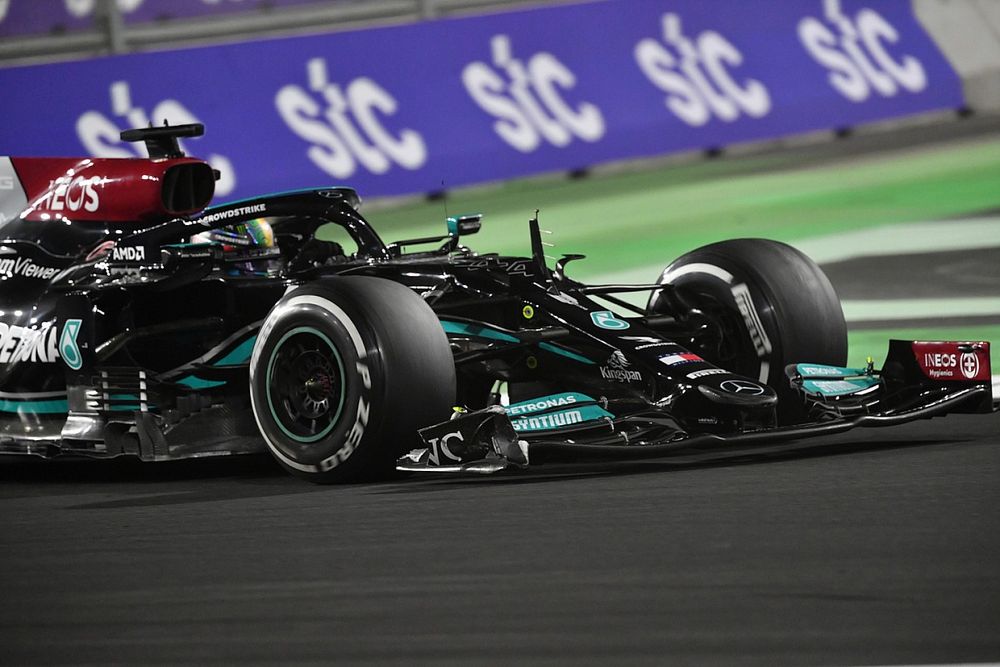 Mercedes publica cuánto perdió Hamilton después del toque con Verstappen