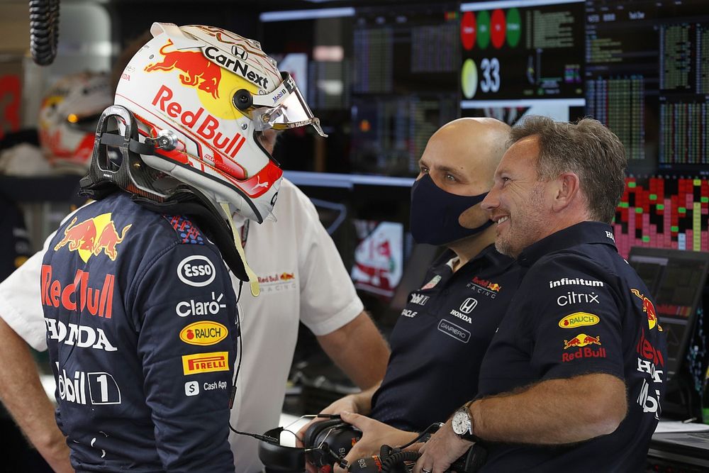 Max Verstappen, Red Bull Racing, discute avec Christian Horner, team principal, Red Bull Racing, dans le garage