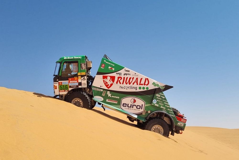 Huzink valt uit in Dakar Rally na doormidden breken Renault-truck