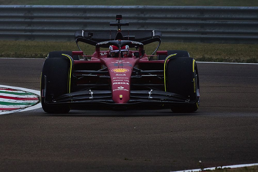 Ferrari, F1-75'le Barselona'da piste çıktı