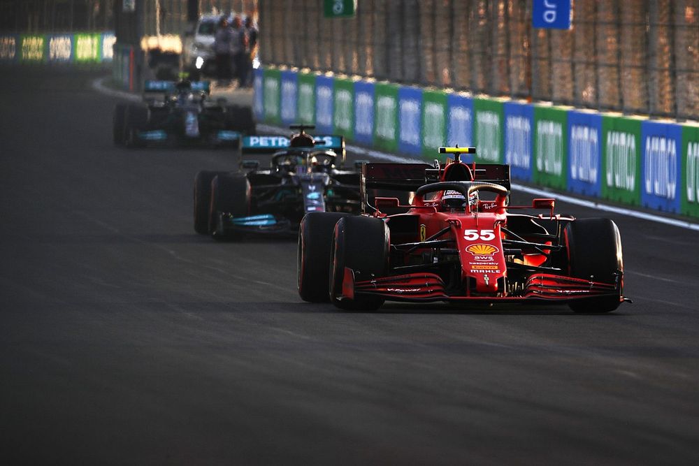 Carlos Sainz Jr., Ferrari SF21, Lewis Hamilton, Mercedes W12, Valtteri Bottas, Mercedes W12