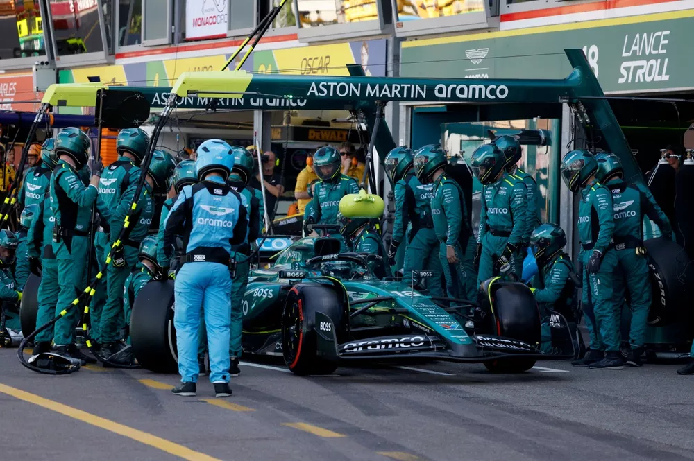 Lance Stroll, Aston Martin AMR24, hace un pitstop