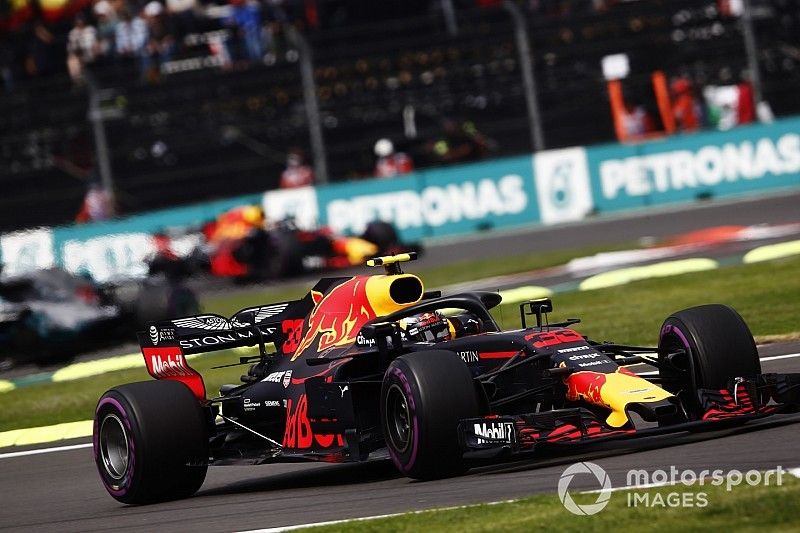 Max Verstappen, Red Bull Racing RB14, Lewis Hamilton, Mercedes AMG F1 W09 EQ Power+, y Daniel Ricciardo, Red Bull Racing RB14