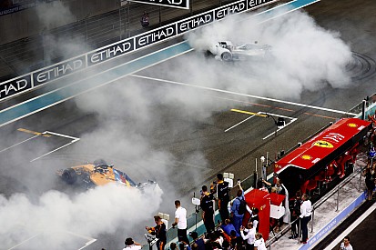 Vídeo: Hamilton y Vettel custodian a Alonso en su última vuelta de honor
