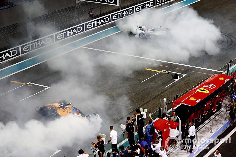 Vídeo: Hamilton y Vettel custodian a Alonso en su última vuelta de honor