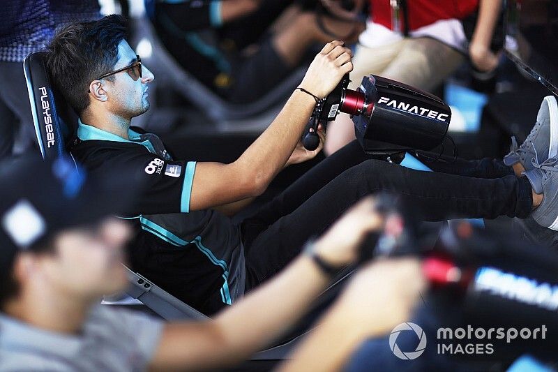 Mitch Evans, Panasonic Jaguar Racing, en el simulador eRace 