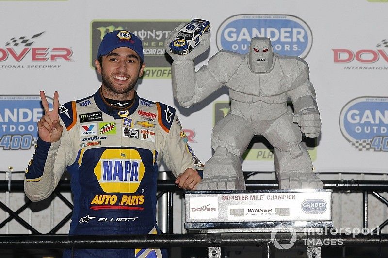 Il vincitore della gara Chase Elliott, Hendrick Motorsports, Chevrolet Camaro NAPA Auto Parts, festeggia