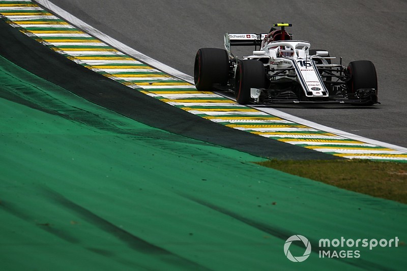 Videón: Leclerc nem hallgat a csapatára, majd fantasztikus körrel bejut a Q3-ba