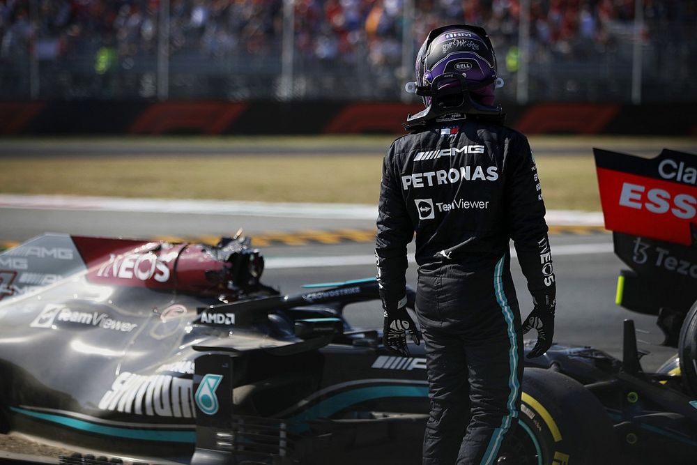 Hamilton: Miért ne ihatnék meg Verstappennel egy sört?