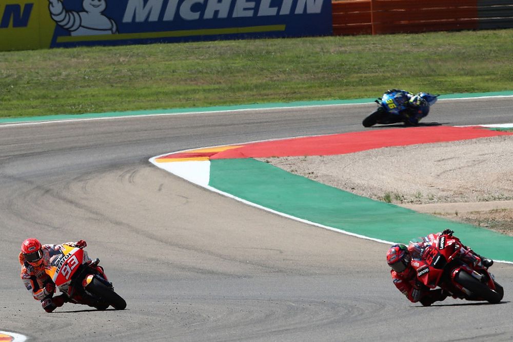 Vídeo: los 7 adelantamientos que probó Márquez a Bagnaia en Aragón