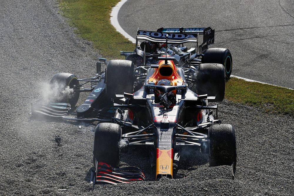 Lewis Hamilton, Mercedes W12, en Max Verstappen, Red Bull Racing RB16B, crashen uit de race