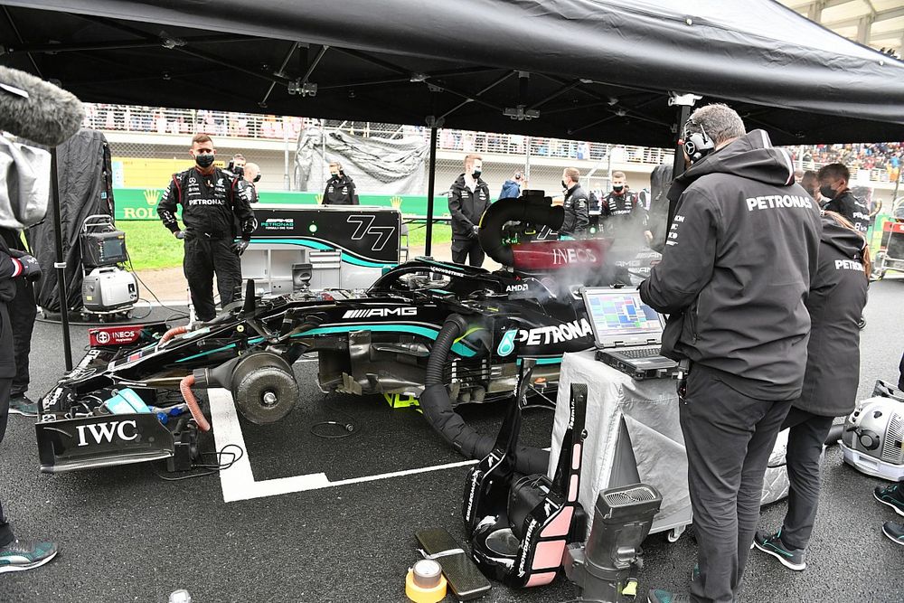 Engineers on the grid with the car of Valtteri Bottas, Mercedes W12