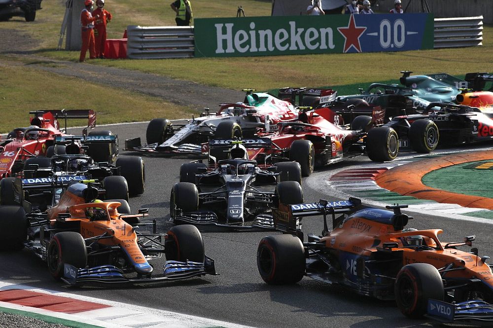 Daniel Ricciardo, McLaren MCL35M, Lando Norris, McLaren MCL35M, Pierre Gasly, AlphaTauri AT02, Lewis Hamilton, Mercedes W12, and the remainder of the field on the opening lap