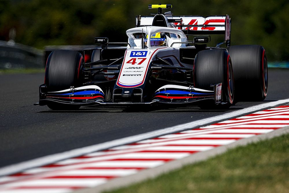 Video: Schumacher vliegt hard in de bandenstapels in VT3