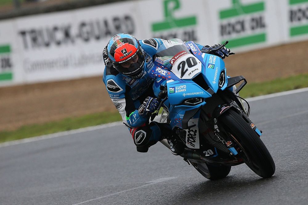 Pembalap British Superbike Brad Jones Masih Koma