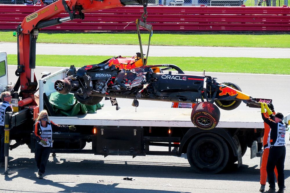 Max Verstappen, Red Bull Racing RB16B en una grúa tras su accidente