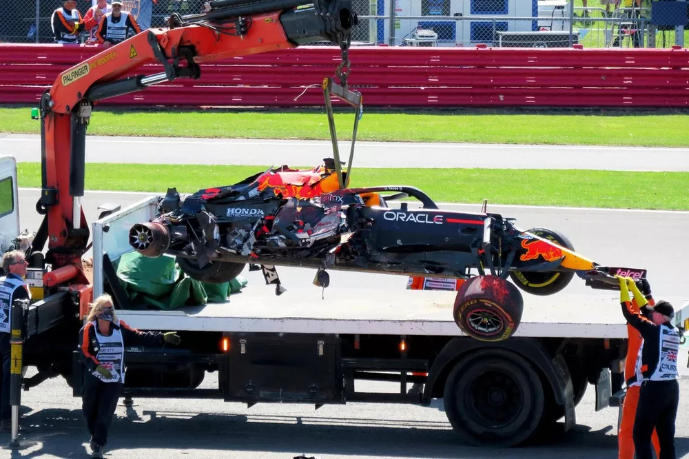 La Red Bull Racing RB16B de Max Verstappen évacuée par un camion après l'accident