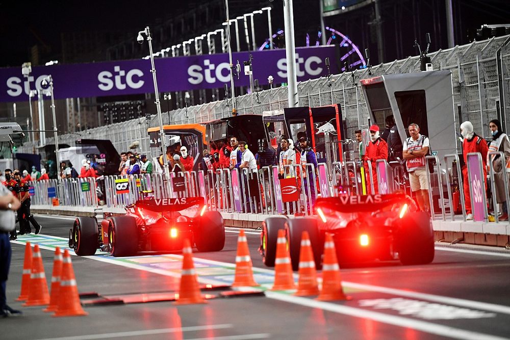 Carlos Sainz Jr., Ferrari F1-75, Charles Leclerc, Ferrari F1-75, en el pit lane