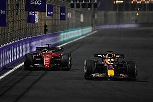 Verstappen wint na bloedstollend slot: "Spelletjes in laatste bocht"