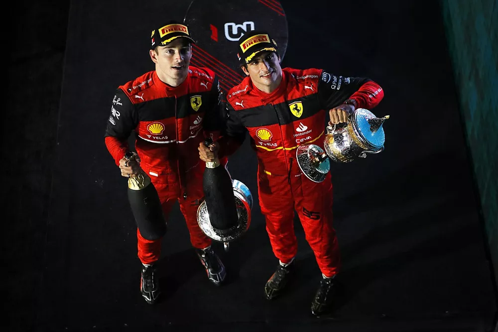Charles Leclerc, Ferrari, 1a posizione, Carlos Sainz Jr., Ferrari, 2a posizione, con i loro trofei