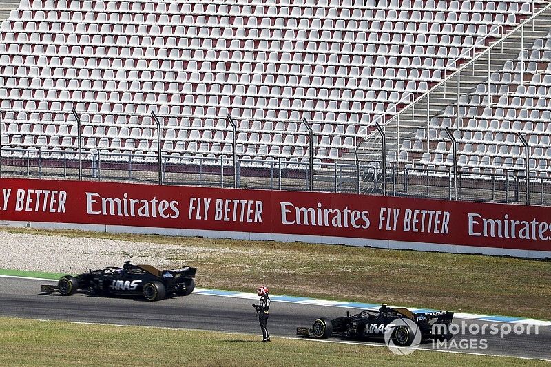 Romain Grosjean, Haas F1 Team VF-19, pasa el coche parado de Kevin Magnussen, Haas F1 Team VF-19