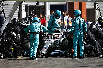 Mercedes: Ezért volt hosszú Hamilton belgiumi kiállása