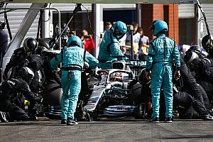 Mercedes: Ezért volt hosszú Hamilton belgiumi kiállása