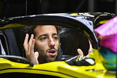 Videón, ahogy Ricciardo megtöri a Renault autóját Szocsiban