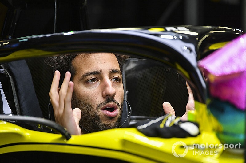 Videón, ahogy Ricciardo megtöri a Renault autóját Szocsiban