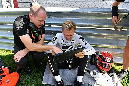 Magnussen nem beszélget a társaival, így nem is ismeri őket
