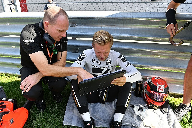 Magnussen nem beszélget a társaival, így nem is ismeri őket