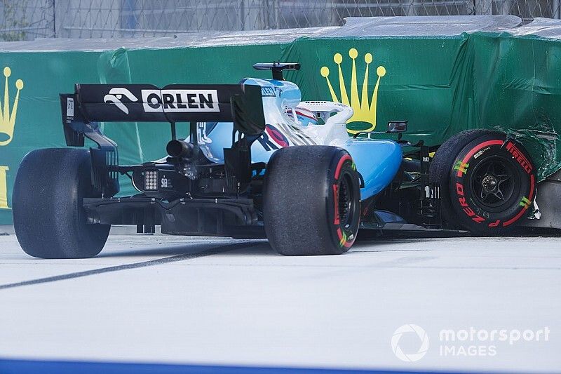 George Russell, Williams Racing FW42, crashes out of the race