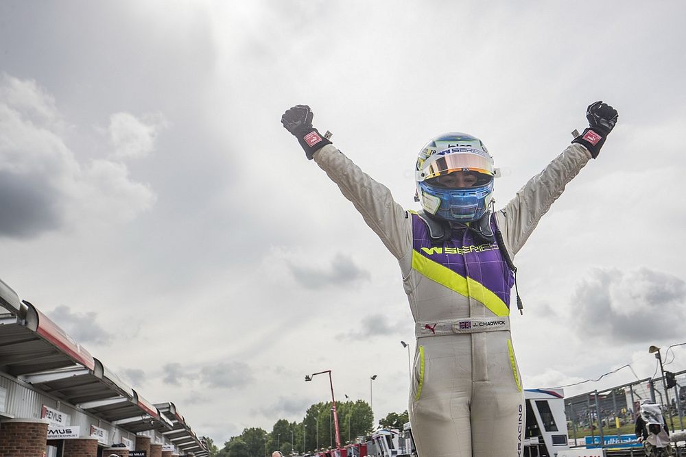 Jamie Chadwick celebrates in Parc Ferme