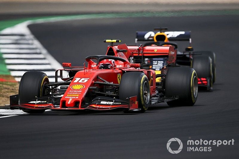 Charles Leclerc, Ferrari SF90, voor Max Verstappen, Red Bull Racing RB15