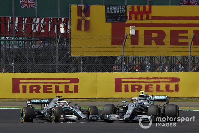 Hamilton és Bottas lemásolta Alonso és Vettel csatáját: videó