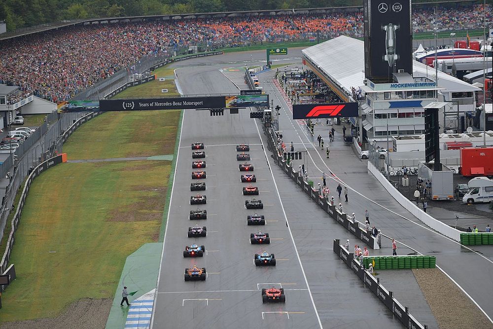 Lewis Hamilton, Mercedes AMG F1 W10, and Max Verstappen, Red Bull Racing RB15, lead the field away at the start