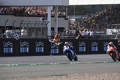 Vídeo: el adelantamiento ganador de Rins a Márquez sobre la bocina