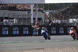Vídeo: el adelantamiento ganador de Rins a Márquez sobre la bocina