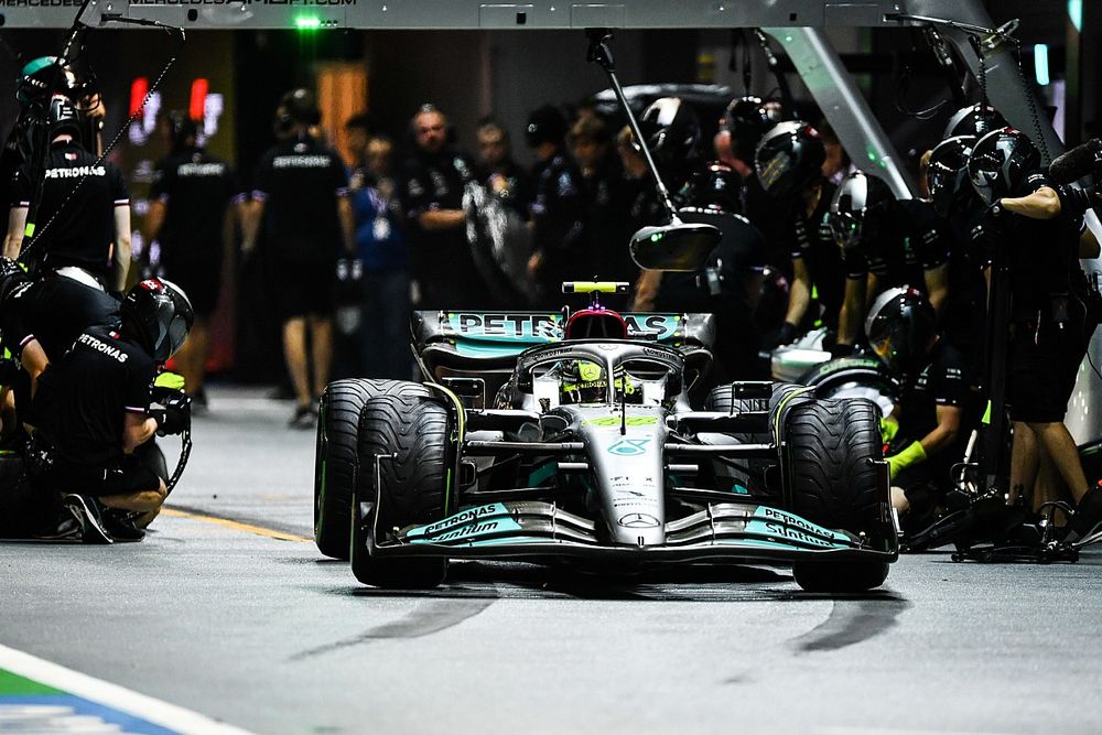 Lewis Hamilton, Mercedes W13, leaves his pit box