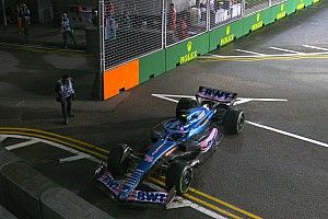Vídeo: el Alpine deja a Alonso tirado en Singapur, su carrera récord