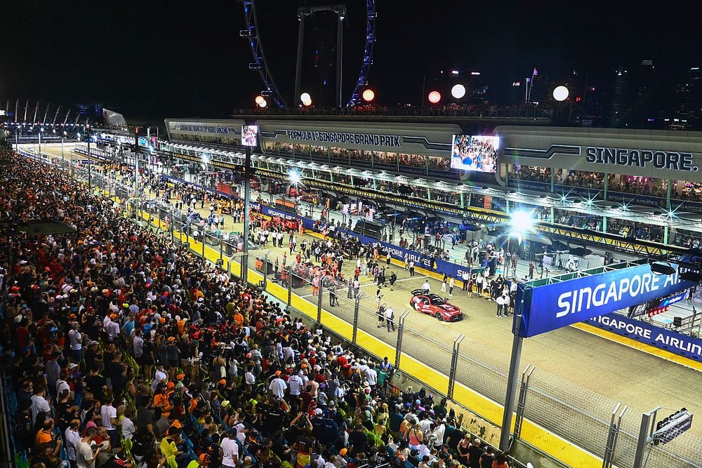 The busy pre race grid